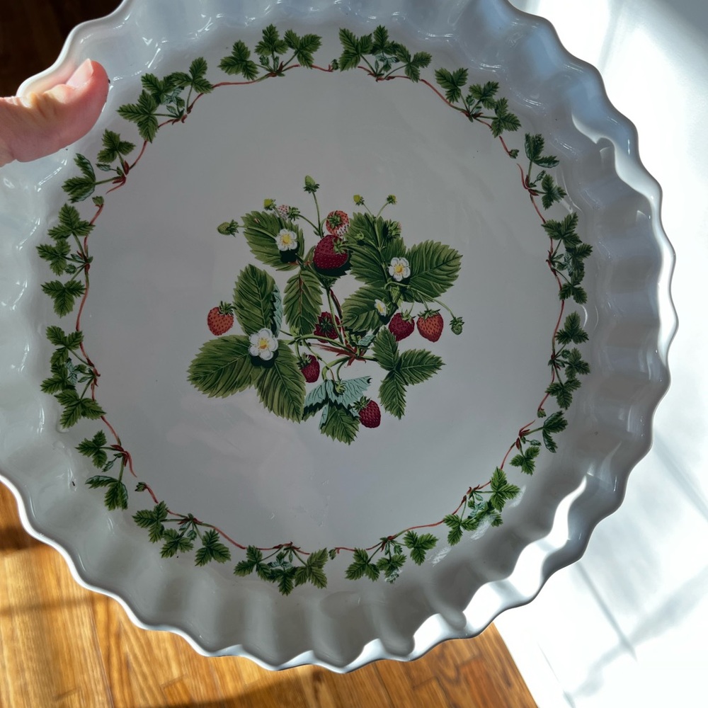 Vintage Strawberry and Leaf Design Pie Dish